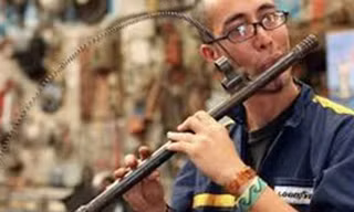 Nghệ sĩ Pedro Reyes đang độc tấu giai điệu "giã từ vũ khí" bằng cây sáo "nòng súng" AK-47.