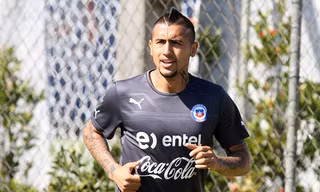 Đến M.U, Vidal sẽ nhận lương ngang Van Persie