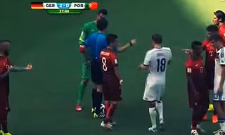 Phản cảm hình ảnh Raul Meireles giơ 'ngón tay thối' với trọng tài