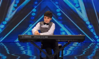 Bé 9 tuổi đánh đàn piano khiến giám khảo hét toáng, kêu trời