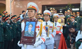 Tiễn đưa thượng úy hy sinh trong vụ máy bay rơi ở Hòa Lạc