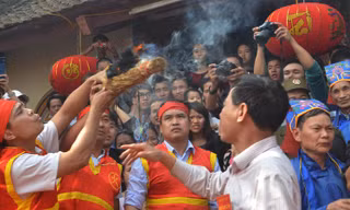 Trai làng kéo lửa thổi cơm 