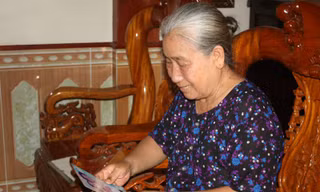 Bà Chung lưu giữ cẩn thận những bức ảnh của con cháu, thỉnh thoảng lại mang ra ‘khoe’ với sự tự hào.