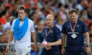 Phil Jones bị chấn thương, M.U lo sốt vó.