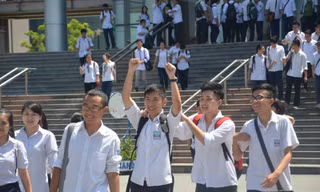 Các thí sinh hứng khởi khi hoàn thành môn thi đầu tiên.