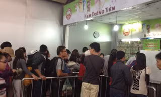 Cảnh tượng xếp hàng mua kem Tràng Tiền ngày mùng 4 Tết.