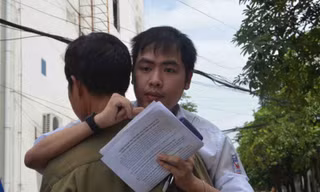 Bách được bố bế từ phòng thi về kí túc xá.
