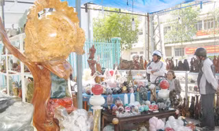 Gỗ - đá, “đặc sản” chợ hoa Buôn Ma Thuột.