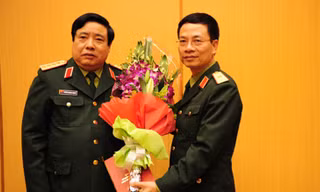  Đại tướng Phùng Quang Thanh, Bộ trưởng Bộ Quốc phòng trao quyết định bổ nhiệm Tổng giám đốc Viettel cho Thiếu tướng Nguyễn Mạnh Hùng.