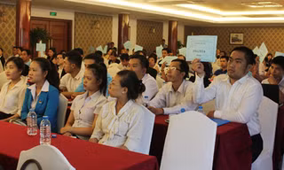 Cổ đông Công ty Đất Xanh bỏ phiếu chấp thuận phương án tăng vốn 500 tỷ đồng trong năm 2014. Ảnh: Vũ Lê