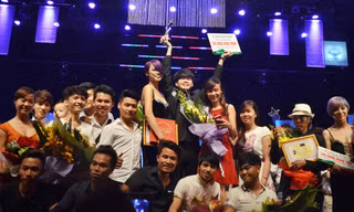 Thí sinh Hoàng Bách giành chiến thắng trong cuộc thi "Ngôi sao ngành tóc Việt Nam 2014".
