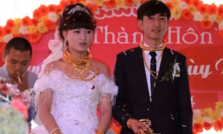  Cô dâu chú rể đeo vàng trĩu cổ khiến dư luận quan tâm đặc biệt.
