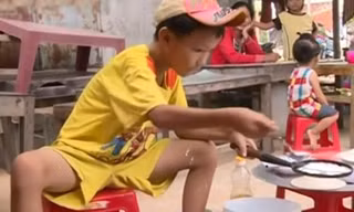 Video ‘hot’ trong tuần: Cậu bé bán bánh xèo 'nuôi' mẹ tâm thần
