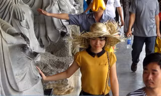 Du khách sờ mòn tượng La Hán chùa Bái Đính