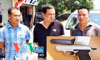 3 đối tượng cùng khẩu súng được tìm thấy trên xe.