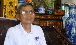Ông Nguyễn Văn Chung - người đã gần 5 năm tình nguyện phát "Tiếng trống học ban đêm" để nhắc nhở các cháu nhỏ trong thôn Trác Bút học bài. Ảnh: Gia đình và Xã hội