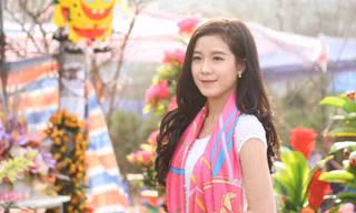 Nữ sinh duyên dáng bên hoa xuân