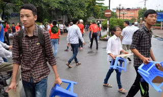 Thí sinh thuê bảng, ghế nhựa vào làm bài thi