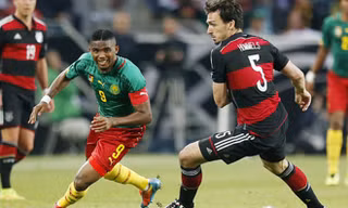 Samuel Etoo (Cameroon) cố gắng vượt qua Mats Hummels (Đức).