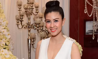 Kim Thư gợi cảm với áo xẻ cổ sâu