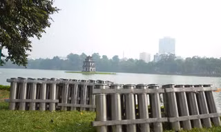 Các ống pháo hai bên bờ hồ Hoàn Kiếm đã vào vị trí.