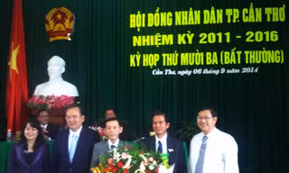 Ông Nguyễn Thanh Dũng (thứ 2, từ phải sang trái) cùng lãnh đạo TP Cần Thơ.