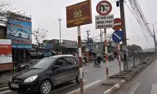 Những biển báo giao thông kỳ quặc ở Hà Nội