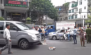 Hiện trường vụ ôtô cán chết người trên đường Khâm Thiên