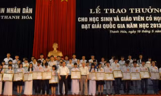 Lãnh đạo UBND tỉnh trao giải cho các học sinh đạt giải trong kỳ thi quốc gia năm học 2013-2014. Ảnh: Phạm Nhài.