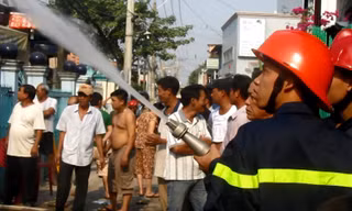 Lực lượng chức năng tiến hành dập lửa.