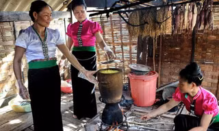 Món xôi ngũ sắc từ lâu đã được biết đến là đặc sản ẩm thực của vùng Tây Bắc. (Nguồn: Báo Ảnh/Vietnam+)