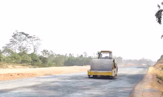 Hơn 2 giờ chiều, nhưng chỉ lác đác vài xe lu hoạt động