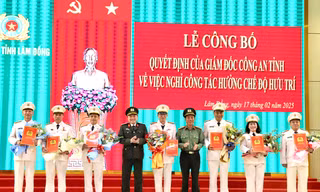 Công an Lâm Đồng trao quyết định nghỉ công tác, hưởng chế độ hưu trí cho 21 cán bộ