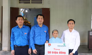 Trao tặng kinh phí sửa chữa nhà cho Mẹ Việt Nam Anh hùng tại Quảng Ngãi