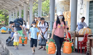 Người dân lỉnh kỉnh đồ đạc trở lại Đà Nẵng sau kỳ nghỉ lễ 