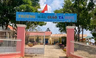 Bé trai tử vong do xích đu trong sân trường đổ đè lên người