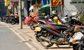 Bất chấp mức phạt cao, người dân ở Đà Lạt vô tư đậu xe lấn chiếm vỉa hè