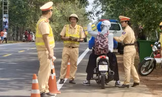 Cảnh sát giao thông Kon Tum tặng hàng nghìn chai nước cho người dân, du khách 