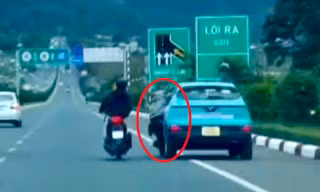 Hãi hùng cảnh thanh niên đu cửa taxi trên cao tốc, bị xe cán qua người