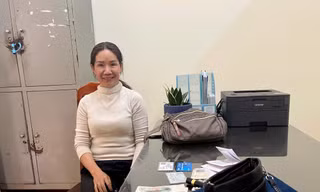 Đang bán hàng, bất ngờ phát hiện túi xách chứa 4 cây vàng