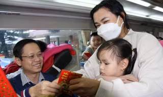 Chuyến xe nghĩa tình đưa công nhân khó khăn về quê ăn Tết