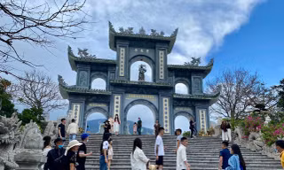 Chùa Linh Ứng Đà Nẵng nhộn nhịp đón khách du lịch
