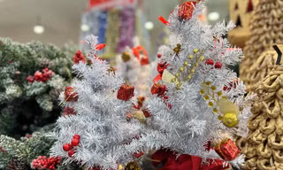 Nhiều người chọn mua đồ trang trí Noel 'made in Việt Nam'