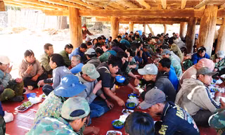 Sức mạnh cộng đồng trong việc làm nhà rông