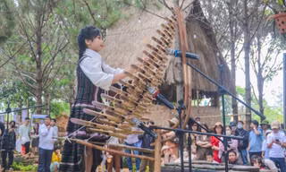 Cô bé Ba Na 9 tuổi 'tiếp lửa' đam mê nhạc cụ dân tộc