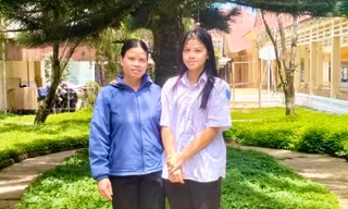 Hai mẹ con cùng thi tốt nghiệp tại một điểm trường