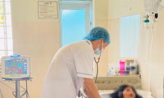Sau 2 năm bị chó cắn, người phụ nữ ở Kon Tum nghi mắc bệnh dại