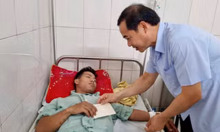 Quyền Bí thư Tỉnh ủy Lâm Đồng động viên, hỗ trợ nạn nhân tại Bệnh viện Lào Cai