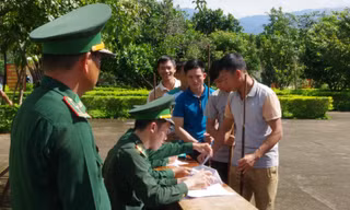 Người dân vùng biên Kon Tum giao nộp súng tự chế