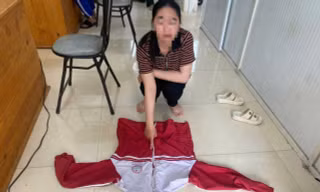 'Nữ quái' giả dạng học sinh đột nhập lớp học, trộm nhiều tài sản